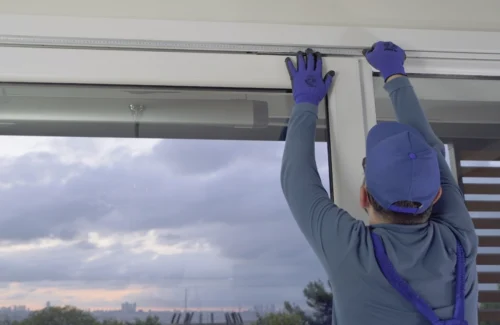 Monteur beim Ausmessen.