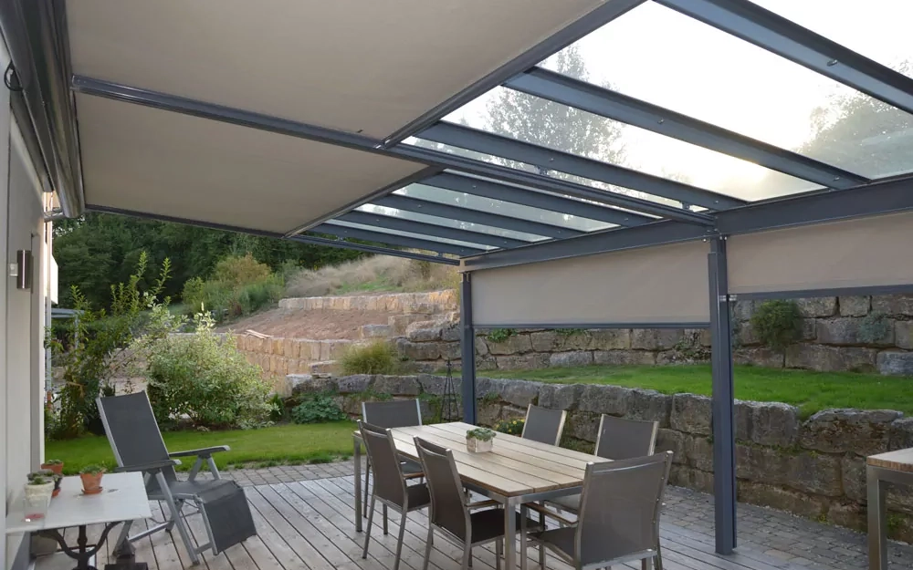 Terrassendach individuell gefertig mit Sonnenschutz