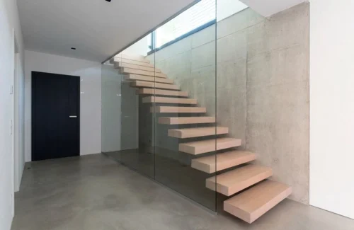 Holztreppe freischwebende Stufen mit Glasgländer.